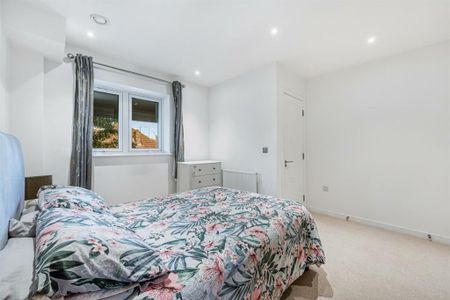 2 Bed Flat, Acton, W3 - Photo 5
