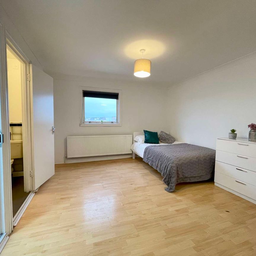 The Vale Front Left Room - Photo 1