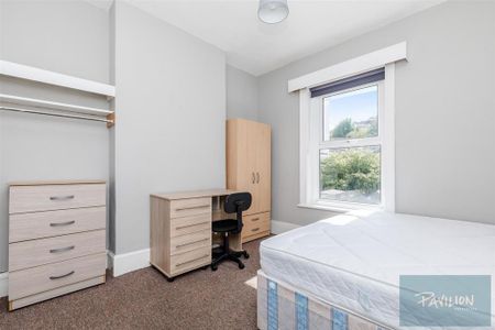 4 bedroom semi-detached house to rent - Photo 3