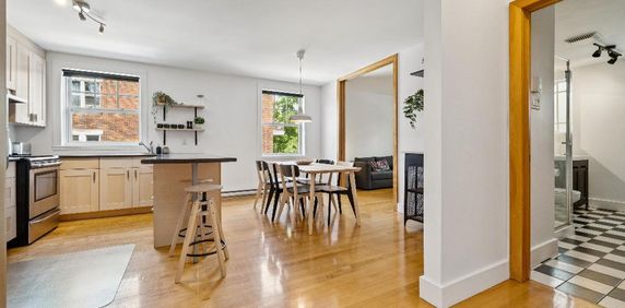PLATEAU MONT-ROYAL, 7 1/2 avec 3 chambres fermées et 2 salles de bain. Entièrement MEUBLÉ et ÉQUIPÉ à neuf! À 2 pas du Métro Laurier. LIBRE IMMÉDIATE - Photo 2