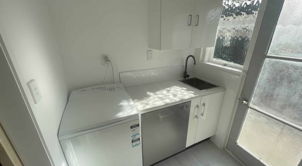 Updaded Gem in Otahuhu ! 2 Bedroom + Internal Garage - Photo 1