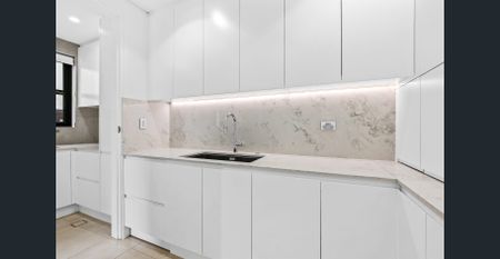 Luxuriously Designed, Near New, Stylish And Sun Kissed Executive Style Five Bedroom, Four Bathroom Family Oasis In A Blue Ribbon, Park-Side Location - Photo 4