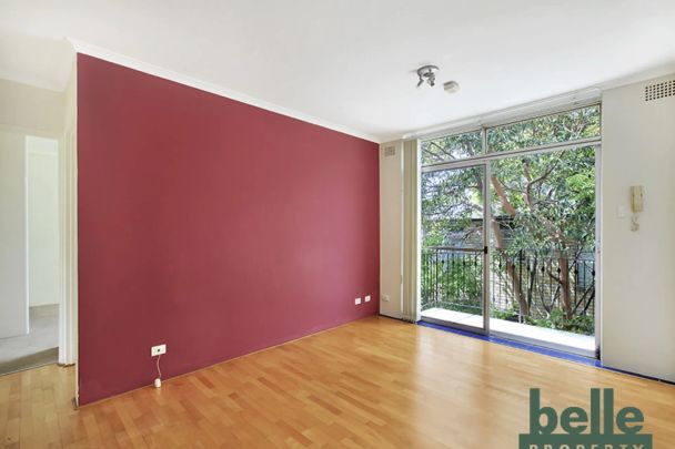 Light and bright top floor two bedroom - Photo 1