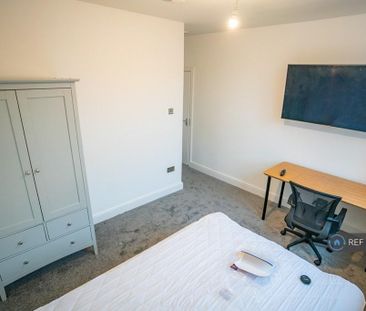 1 bedroom in a flat share to rent - Photo 2