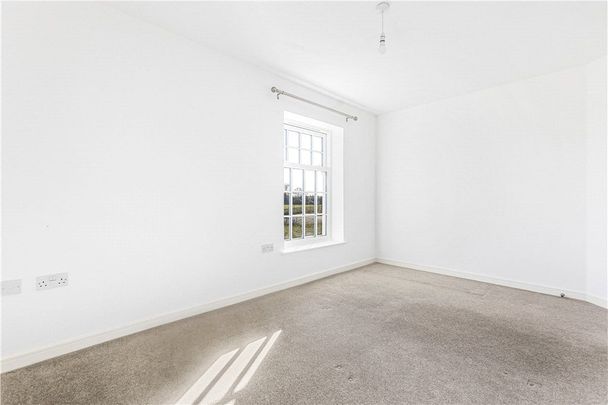 Modern well presented one bedroom apartment benefitting from parking. - Photo 1