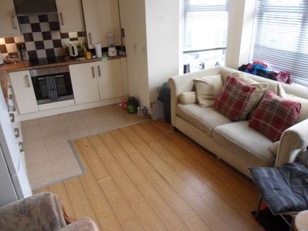 Flat 2, 14 Ashley Avenue, Lisburn Road, BT9 7BT - Photo 3