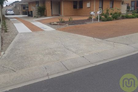 Three bedroom home in great location - Photo 2