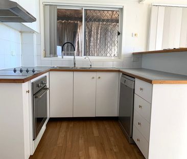 Spacious Air-Conditioned Townhouse in Prime Location - Photo 5