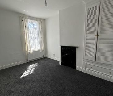 3 bedroom end of terrace house to rent - Photo 4