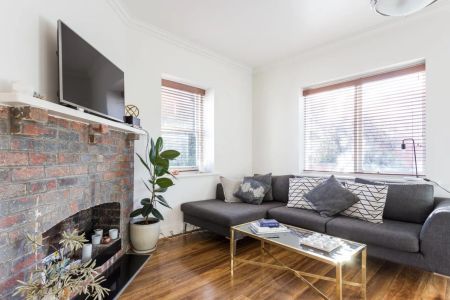 Living In Elwood - Photo 2