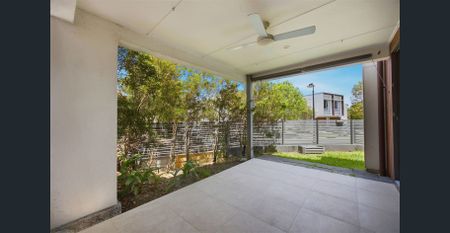 LARGE UPDATED 3 BEDROOM TOWNHOUSE IN THE HEART OF ROBINA - Photo 4