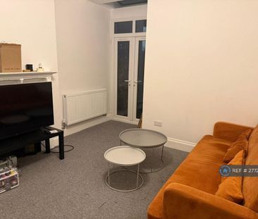 1 bedroom in a house share to rent - Photo 2