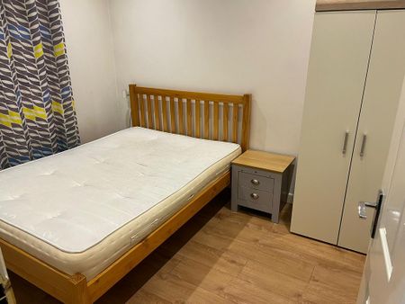 1 bedroom in a house share to rent - Photo 2