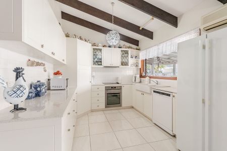 SPACIOUS AND MODERN FAMILY HOME IN AN IDEAL LOCATION - Photo 4