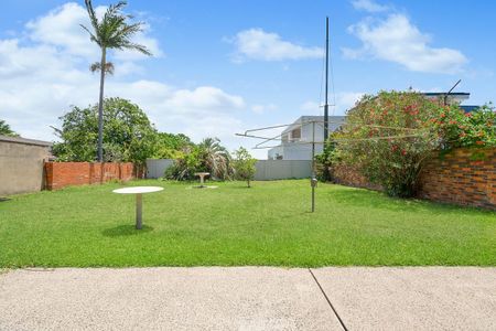 Huge Family Home - Photo 4