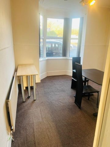 4 Bed Terraced House, South View Crescent, S7 - Photo 2