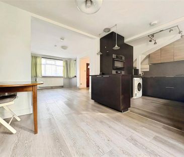 4 bedroom end of terrace house to rent - Photo 1