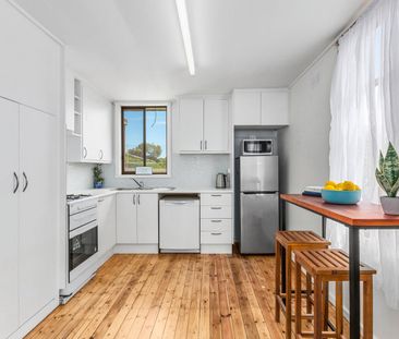 Charm and Location in the heart of Herne Hill - Photo 5