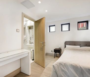 3 bedroom flat in Chelsea - Photo 3