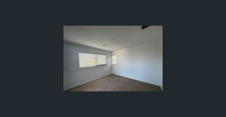 Stunning Three Bedroom Townhouse - Photo 4