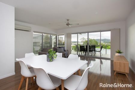 Spacious Modern Top-Floor Apartment with Breathtaking Views! - Photo 5