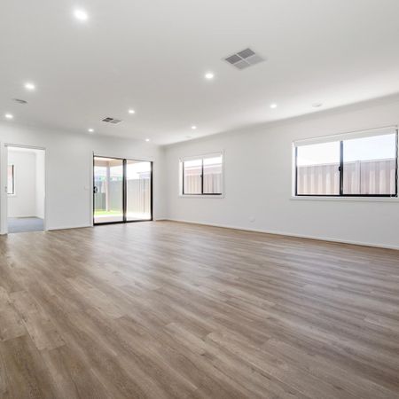 Large Family Home in the Heart of Atherstone - Photo 3