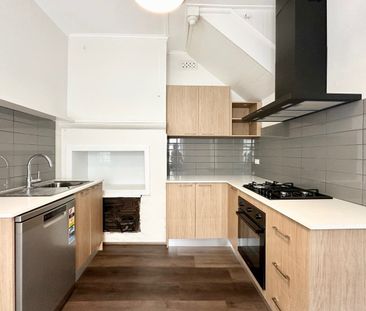 RENOVATED 4 BEDROOM HOUSE IN PYRMONT - Photo 1