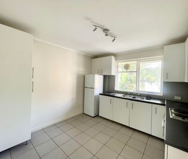 LOCATION LOCATION! - Photo 2