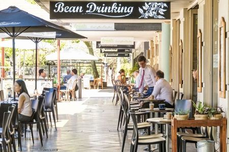 Bright and Spacious Townhouse with Private Courtyard & Double Garage - Photo 4