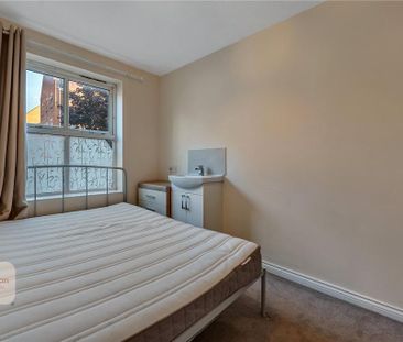 5 bedroom end of terrace house to rent - Photo 2