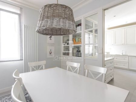 Excellent 4 Bedroom penthouse with 25m² terrace for rent in Almagro, Madrid - Photo 3