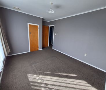 Family home with a big yard! - Photo 6