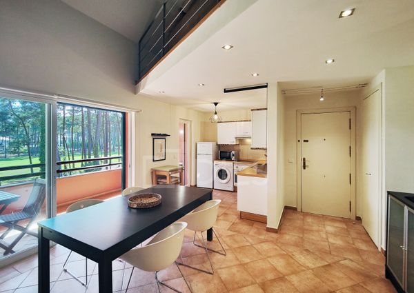 Apartamento T1+1 mobilado e com varandas, no condomínio da Herdade da Aroeira