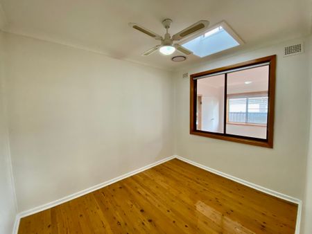 MULTI LIVING FAMILY HOME! - Photo 3