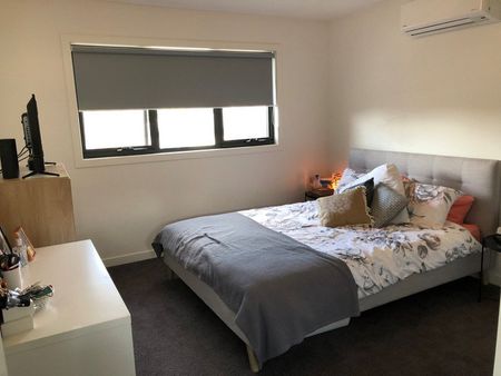 Stylish 2 Bedroom Town House - Photo 4
