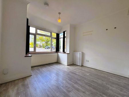 Chingford Avenue, Farnborough, Hampshire, GU14 - Photo 3