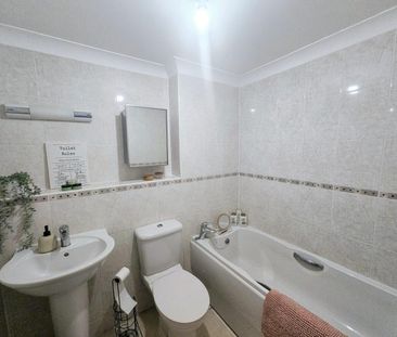 Regents Park Road, Southampton - Photo 3