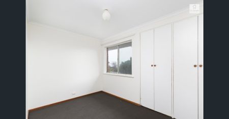 Spacious Family Living in the Heart of Hallett Cove! - Photo 4