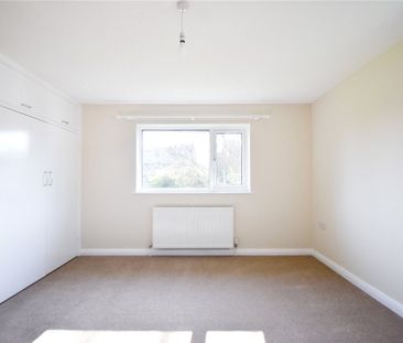 A newly refurbished 5 bedroom detached house situated in the desira... - Photo 3