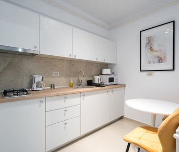 Central Address - mobilat și utilat designer - prima inchiriere - Photo 2