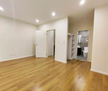 Family-friendly three-bedroom Townhouse For Rent - Photo 2