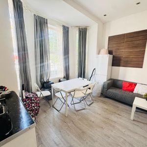 Uxbridge Road, Shepherds Bush, London, W12 9DT - Photo 2