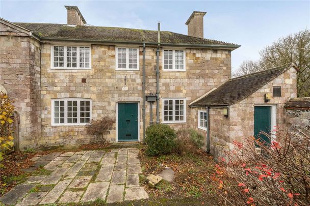 An attractive three bedroom period house in an exclusive setting in the heart of historic Winchester - Photo 1