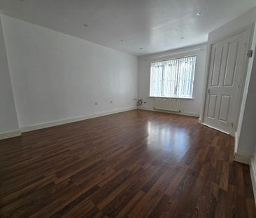3 bedroom end of terrace house to rent - Photo 2