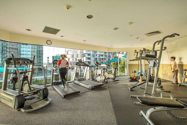 Spacious, Stylish & Fully Furnished Docklands Gem with Breathtaking Views! - Photo 1