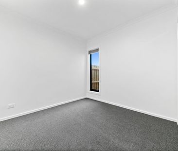 Near new, 3 bedroom home! - Photo 3