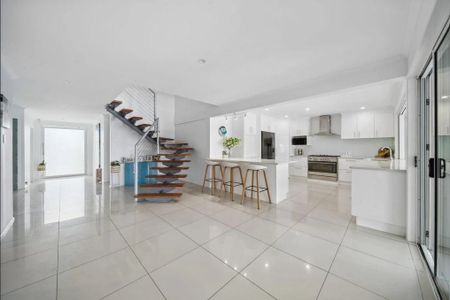 Exceptional Waterfront Residence in Prime Minyama location - Photo 2