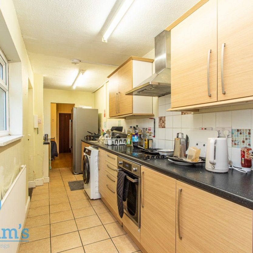 4 bed Mid Terraced House for Rent - Photo 1