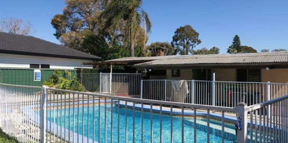 Three Bedroom Home with External Retreat!! - Photo 3