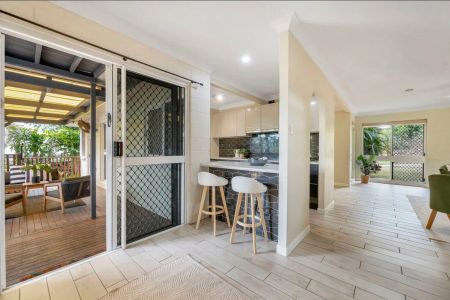 Spacious 5-Bedroom Home with Pool in Prime Location - Photo 5
